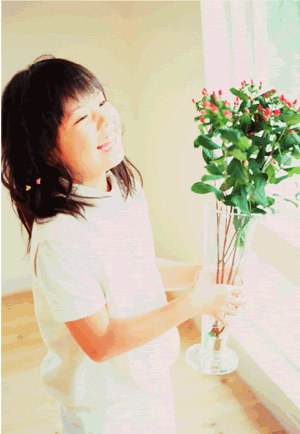 花を持つ娘の写真