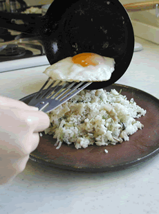 料理中のオケイ：卵にフライパン